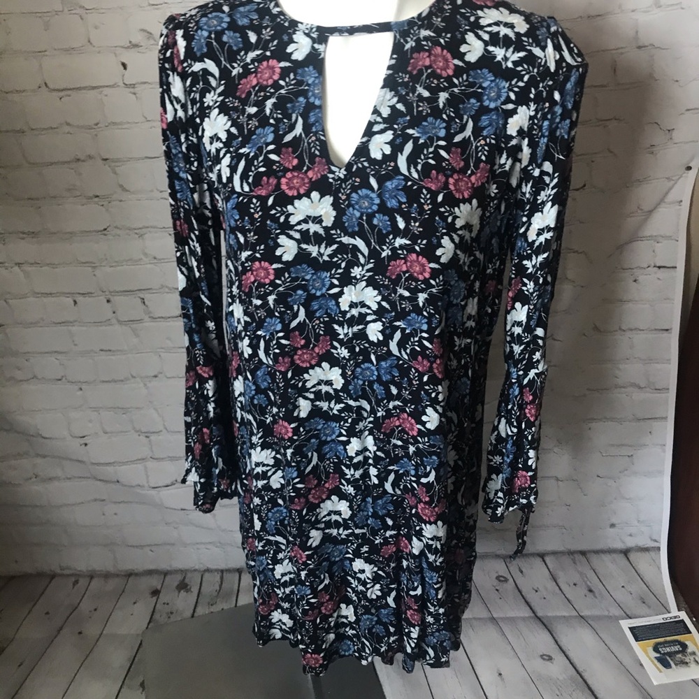 AMERICAN EAGLE OPEN SLEEVE/BELL SLEEVE DRESS
